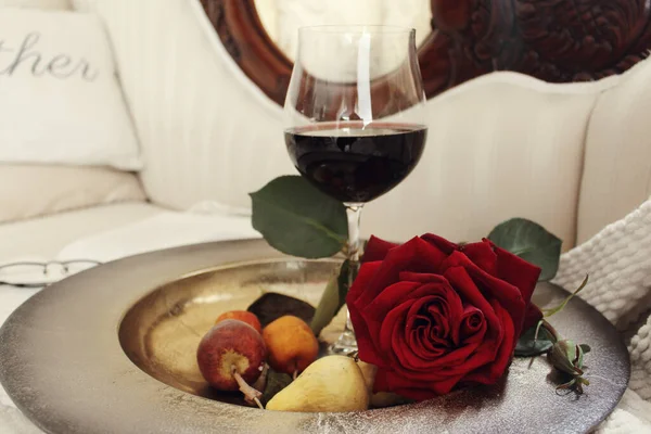 Copo Vinho Tinto Frutas Tigela Com Uma Rosa Vermelha Sobre — Fotografia de Stock
