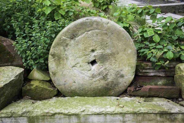 Tiro Perto Uma Pedra Velha Moinho Fora — Fotografia de Stock