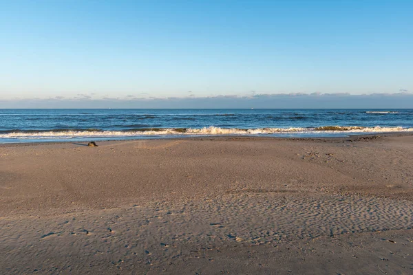 Písečné Pobřeží Pozadí Horizontu Moře Pod Modrou Oblohou Norder — Stock fotografie