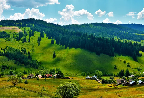 Eine Landschaftsaufnahme Eines Gebirges Der Nähe Eines Dorfes Rumänien — Stockfoto