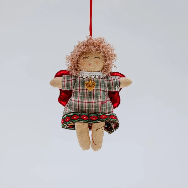 Sebuah Mainan Natal Lucu Lembut Dalam Bentuk Seorang Gadis Kecil — Stok Foto