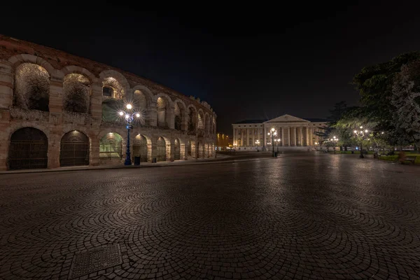 Μια Όμορφη Νυχτερινή Λήψη Της Άδειας Piazza Bra Στη Βερόνα — Φωτογραφία Αρχείου
