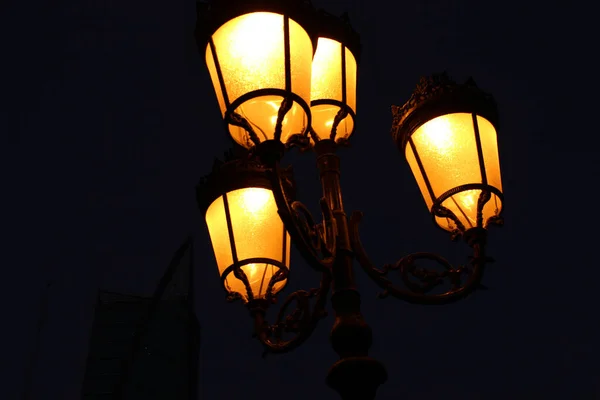 Karanlıkta Aydınlatılmış Bir Sokak Lambasının Alçak Açılı Görüntüsü — Stok fotoğraf