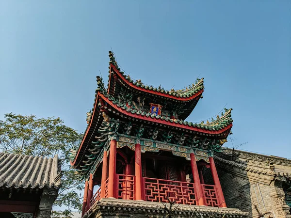 中国一座历史悠久的佛教寺庙 在明亮的天空下 有一个禅园 — 图库照片