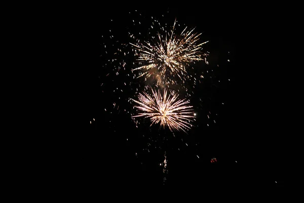 夜空に花火のローアングルショット — ストック写真