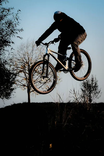 Disparo Vertical Hombre Extremo Saltando Bicicleta Prueba — Foto de Stock
