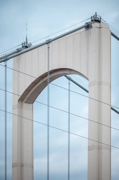 Een Verticaal Schot Van Een Boog Met Grijze Balken Draden — Stockfoto