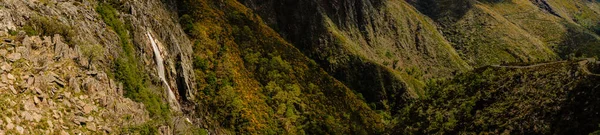 Прекрасний Вид Водоспад Протікає Через Скелясті Скелі Зеленню — стокове фото