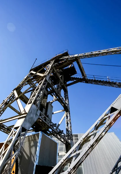 Ângulo Baixo Vertical Uma Fábrica Mineração Ouro Fundo Céu Azul — Fotografia de Stock