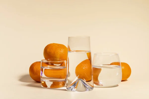 Selective Focus Closeup Tangerines Glasses Peach Backgroun — Stock Photo, Image