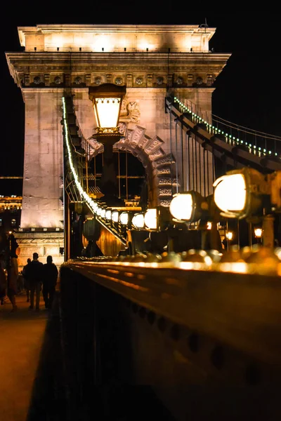 Vertical Shot Szechenyi Chain Bridge Surrounded Lights Night Budapest Hungary — Stock Fotó