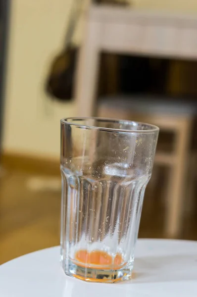 Masadaki Boş Bardağın Dikey Görüntüsü — Stok fotoğraf