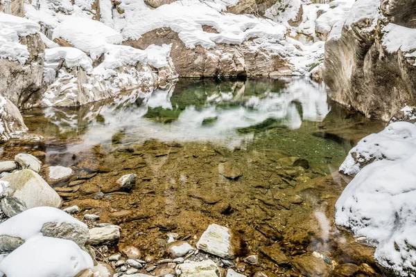 Malebný Pohled Zamrzlé Jezero Zimě — Stock fotografie