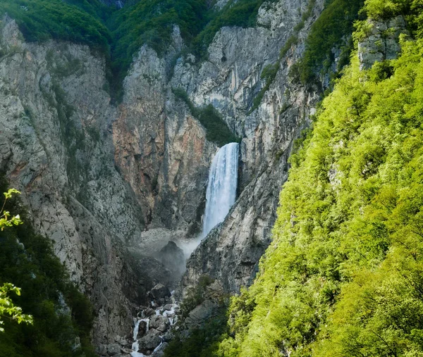 Hermosa Cascada Las Montañas Boka Waterfall Bovec Eslovenia — Foto de Stock
