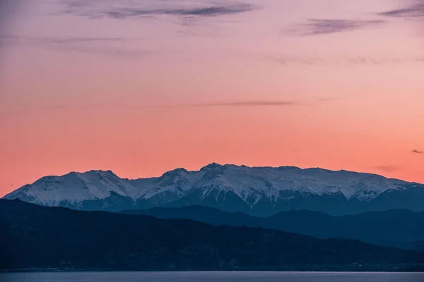 Прекрасне Сутінкове Небо Над Засніженим Гірським Хребтом — стокове фото