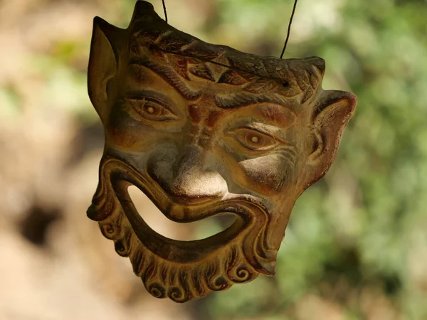 Een Close Shot Van Een Hangend Houten Masker Met Een — Stockfoto