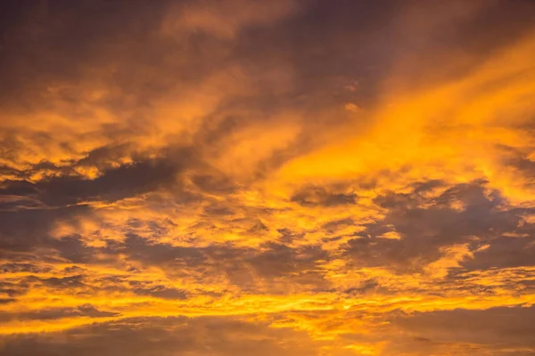 Vacker Solnedgång Den Molniga Röda Himlen — Stockfoto