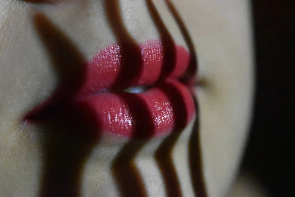 Primer Plano Una Mujer Con Lápiz Labial Rojo — Foto de Stock