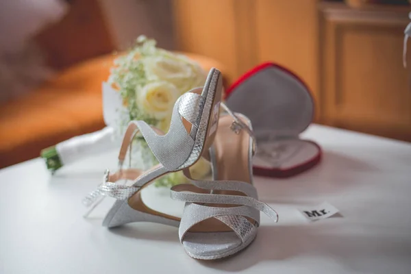 Een Selectieve Focus Shot Van Elegante Bruids Schoenen Een Wazige — Stockfoto