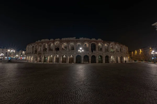 Krásný Noční Záběr Prázdné Podprsenky Piazza Veroně Itálie — Stock fotografie