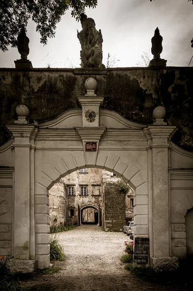 Vertikální Záběr Vchodu Historické Budovy Zachycené Polském Gorzanově — Stock fotografie