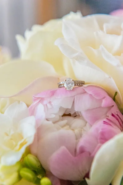 Primer Plano Vertical Elegante Anillo Bodas Femenino Sobre Flores Frescas —  Fotos de Stock