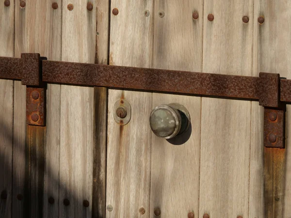 Zbliżenie Ujęcia Zardzewiałych Metalowych Części Drewnianych Drzwiach — Zdjęcie stockowe