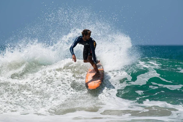 Varkala India Března 2020 Indický Surfař Surfařské Desce Předvádí Své — Stock fotografie