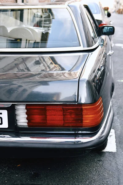 Ein Schwarzes Retro Auto Das Auf Der Straße Geparkt Ist — Stockfoto