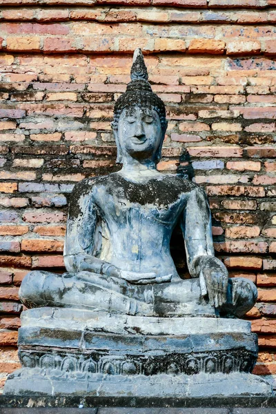 Vertikal Bild Gammal Historisk Buddha Staty Mot Förstörd Tegelvägg — Stockfoto