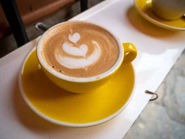 Sebuah Gambar Closeup Cappuccino Lezat Dihiasi Dengan Susu — Stok Foto