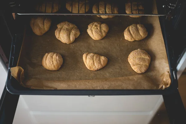 Bovenaanzicht Van Vers Gebakken Koekjes Met Suiker Erop Een Oven — Stockfoto