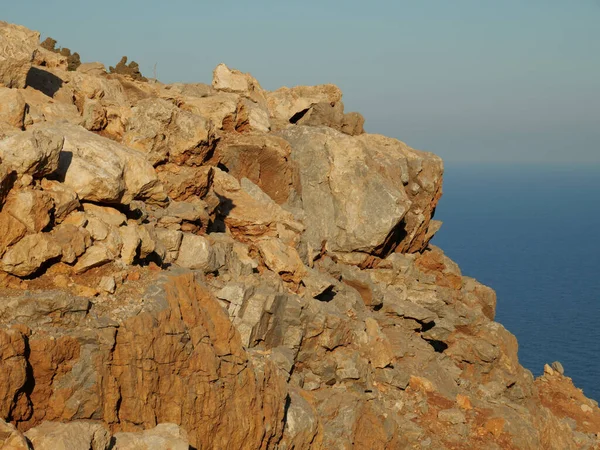 ギリシャのクレタ島の海の近くの岩肌の崖の端のクローズアップショット — ストック写真