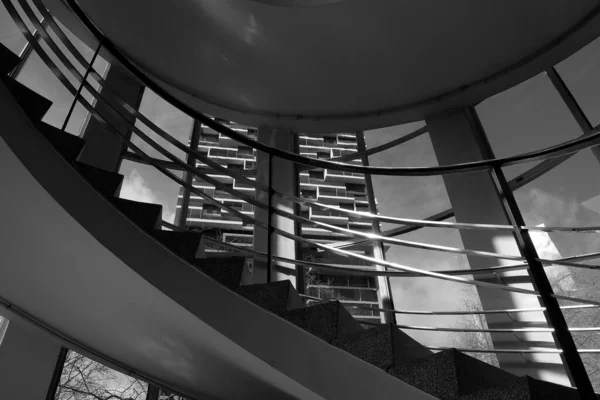 Eine Graustufenaufnahme Der Wendeltreppe Gebäude — Stockfoto