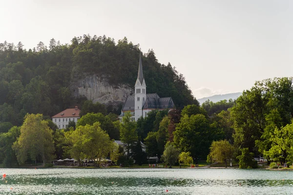 Slovenya Bled Gölü Ndeki Bir Şatonun Büyüleyici Bir Görüntüsü Dağlar — Stok fotoğraf
