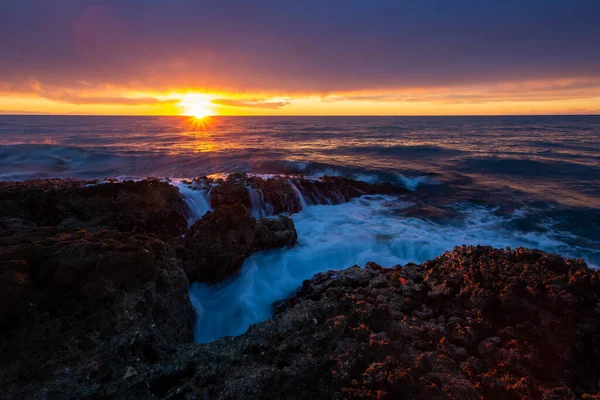 Dalgalı Okyanus Kayalıklara Çarpıyor Gün Batımının Altında Parlıyor Bulutları Delip — Stok fotoğraf