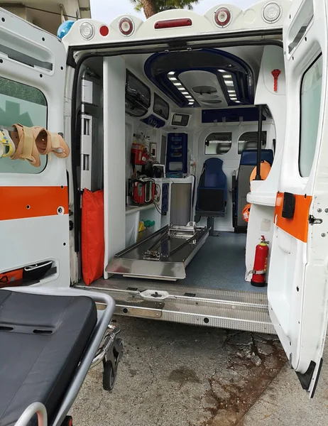 Een Verticaal Shot Van Een Open Ambulance Brancard — Stockfoto