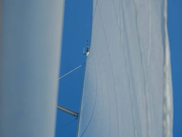 Focus Selettivo Dei Pali Del Tessuto Bianco Una Barca Vela — Foto Stock