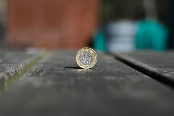 선택적으로 표면에 주머니 동전의 초점을 맞추는 — 스톡 사진