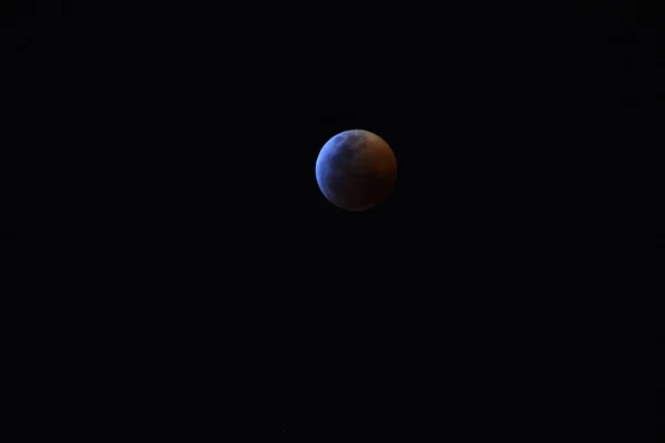 暗い夜空に月のクローズアップショット — ストック写真