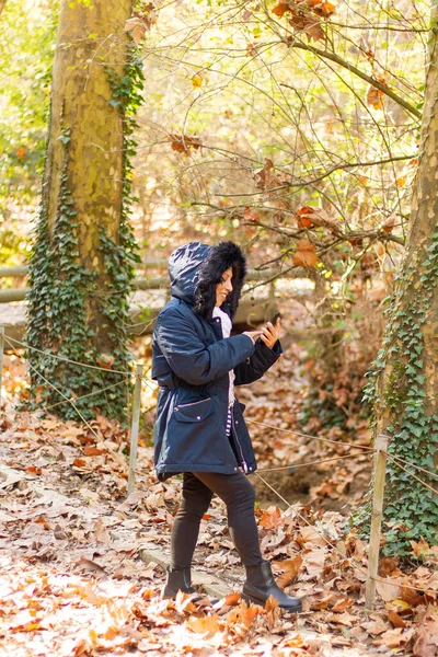 Uma Jovem Hispânica Casaco Segurando Seu Telefone Collserola Park — Fotografia de Stock