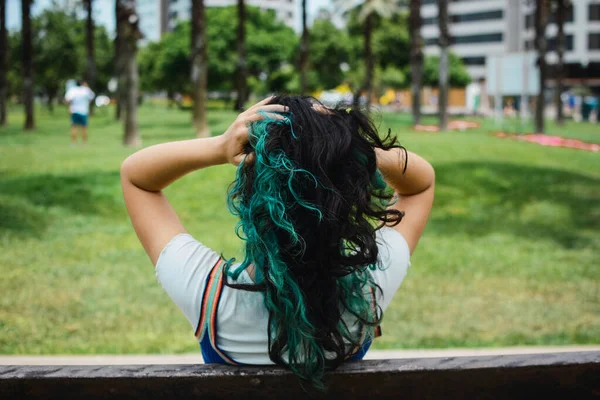 Uma Visão Traseira Uma Fêmea Sentada Banco Parque Fixando Seu — Fotografia de Stock