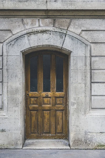 Μια Κάθετη Λήψη Μιας Παλιάς Ξύλινης Πόρτας Ένα Τσιμεντένιο Κτίριο — Φωτογραφία Αρχείου