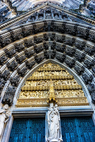 Вертикальный Снимок Входа Кёльнский Собор Германии — стоковое фото