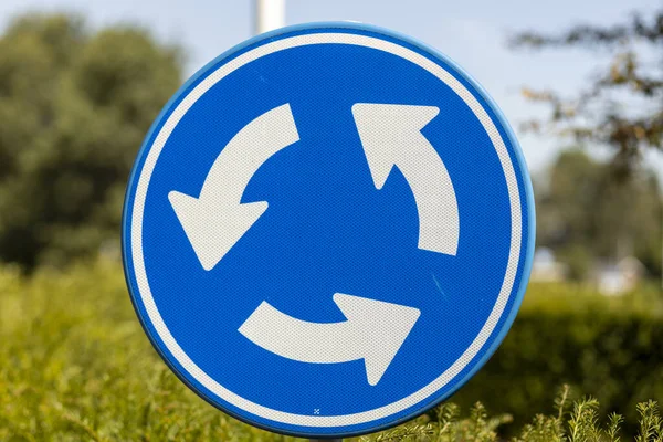 Nijverdal Nederland Aug 2020 Een Blauw Wit Bordje Een Verkeersrotonde — Stockfoto