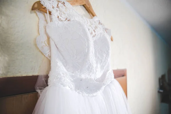 Tiro Foco Seletivo Vestido Noiva Pendurado Fundo Parede Branca — Fotografia de Stock