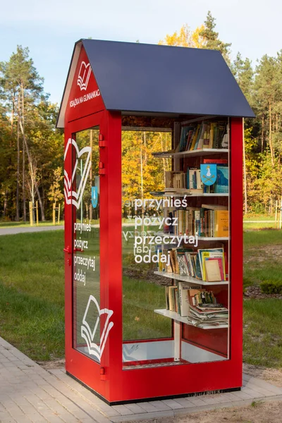 Пункт Обміну Книгами Парку Глініанкі Біля Варшави Роздача Червоної Книги — стокове фото