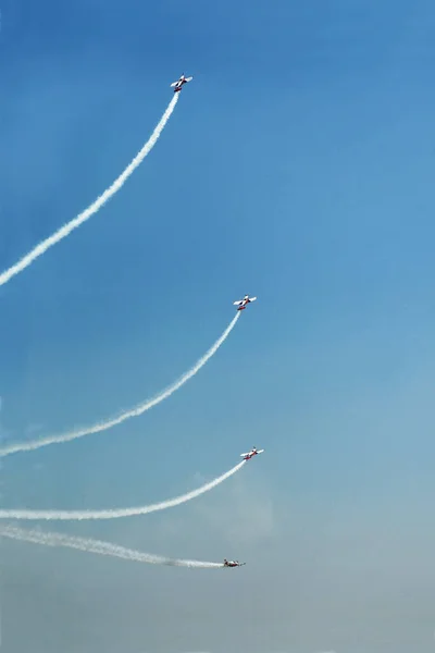 Talya Torino Hava Gösterisi Sırasında Akrobatik Uçak Evrimlerinin Dikey Alçak — Stok fotoğraf
