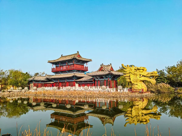 Templo Budista Histórico Com Jardim Zen Refletindo Lago China Sob — Fotografia de Stock