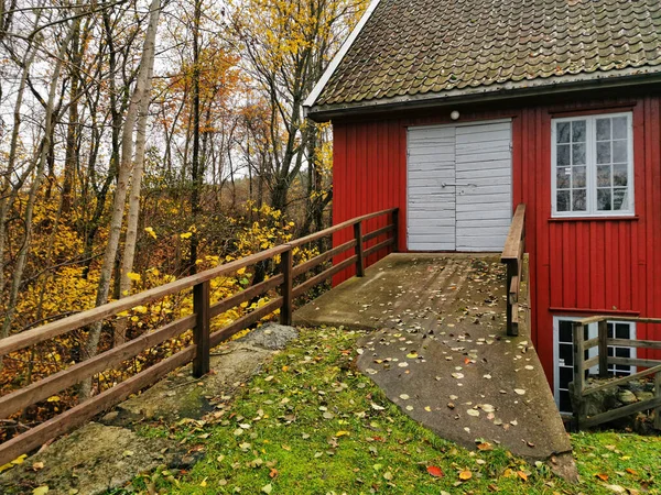 Das Rot Gefärbte Gebäude Auf Einer Ranch Norwegen Herbst — Stockfoto